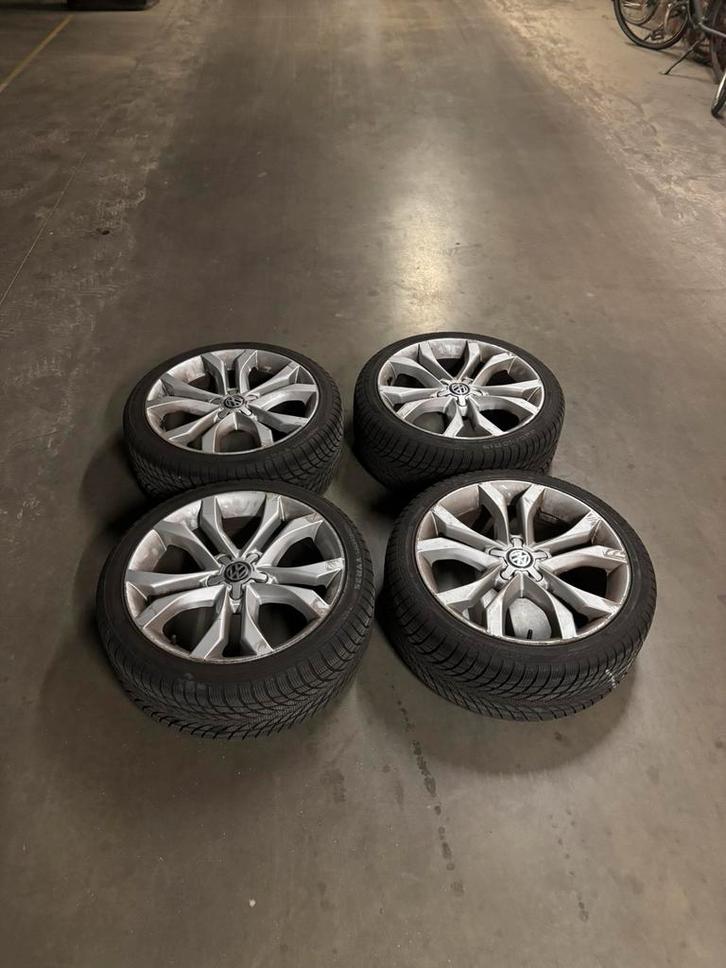 Te koop: Set winterbanden met velgen – bijna nieuw!, Auto-onderdelen, Banden en Velgen, Banden en Velgen, Winterbanden, 18 inch