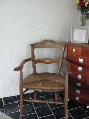 Authentieke, klassieke stoel met mooie rugleuning
