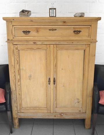 Oud buffet "Bonheur du Jour” in massief grenenhout beschikbaar voor biedingen