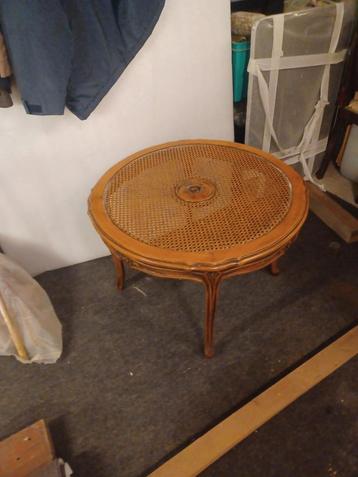 Houten ronde salontafel Diameter 73H53 perfecte staat pr5eur beschikbaar voor biedingen
