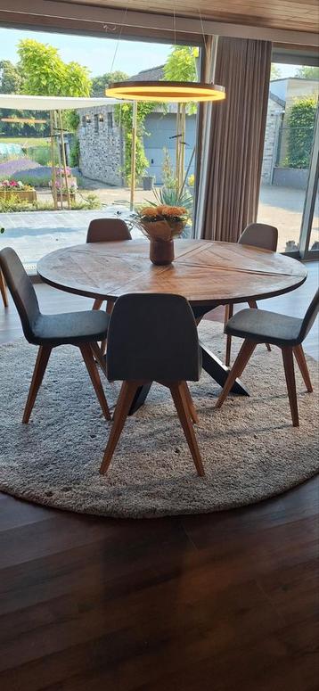 4 eiken stoelen, onverslijtbaar beschikbaar voor biedingen