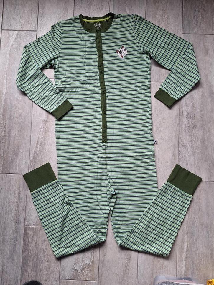 ★ M152 - Nieuwe onesie Woody thema panda, Kinderen en Baby's, Kinderkleding | Maat 152, Nieuw, Jongen, Nacht- of Onderkleding