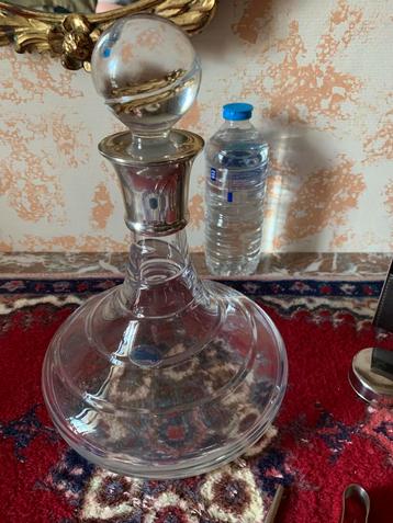 Zeer mooie antieke karaf van kristal en zilver beschikbaar voor biedingen