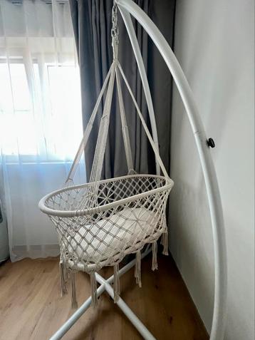 Rieten Baby wieg met standaart en matrasje beschikbaar voor biedingen
