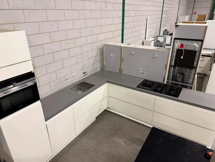 Moderne Hoogglans Witte Hoekkeuken + Apparatuur GEDEMOMTEERD, Huis en Inrichting, Keuken | Complete keukens, Hoekkeuken, Wit, Composiet