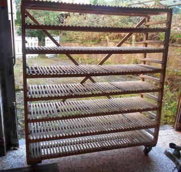 ANCIEN RAYONNAGE SUR ROUES DE BOULANGER beschikbaar voor biedingen