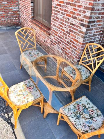 Eettafel met glazen blad en stoelen beschikbaar voor biedingen