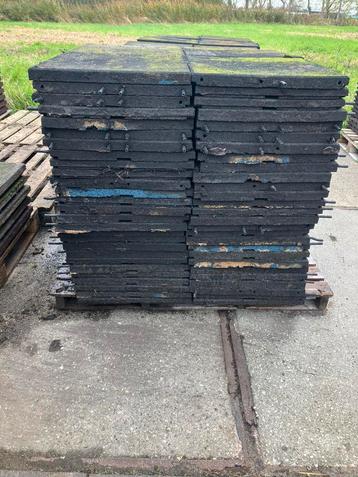 252 vochtdoorlatende rubberen matten 50x50x4cm beschikbaar voor biedingen