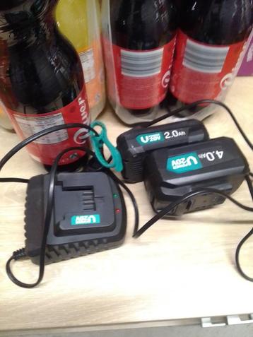 Vonroc oplader met batterijen en gratis kantenmaaier. beschikbaar voor biedingen