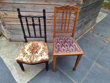 2 stoelen waarvan 1 oude kerkstoel beschikbaar voor biedingen