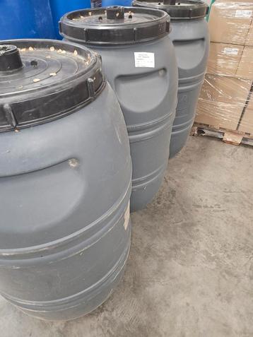 250 liter Vaten met deksel 3+1 gratis van voeding  beschikbaar voor biedingen