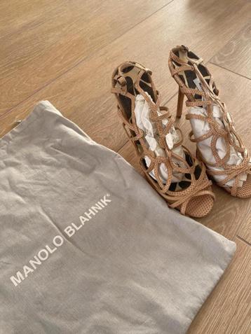 Manolo Blahnik, Enlèvement ou Envoi