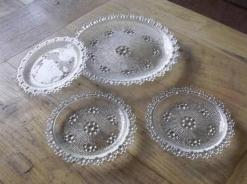 Taartschaal/tapasschaal met 3 kleinere schaaltjes, Antiek en Kunst, Antiek | Servies compleet, Ophalen of Verzenden