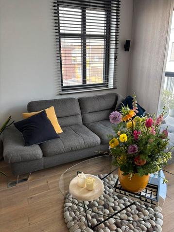 Henders & Hazel 3-zitsbank met passende pouf beschikbaar voor biedingen