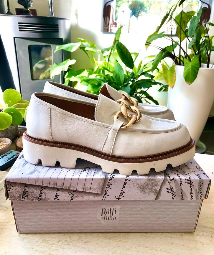 Witte leren instappers 39,5-40´gouden ketting Patti di Luna, Kleding | Dames, Schoenen, Zo goed als nieuw, Schoenen met lage hakken