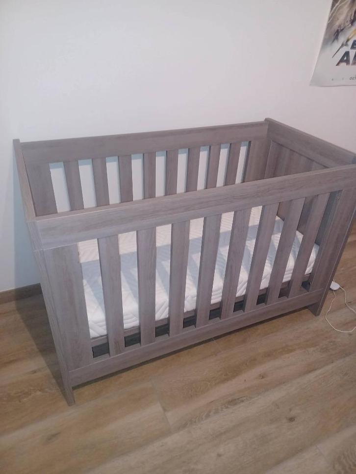 Babybed te koop, Kinderen en Baby's, Kinderkamer | Bedden, Zo goed als nieuw, Minder dan 140 cm, 85 tot 100 cm, Lattenbodem, Matras