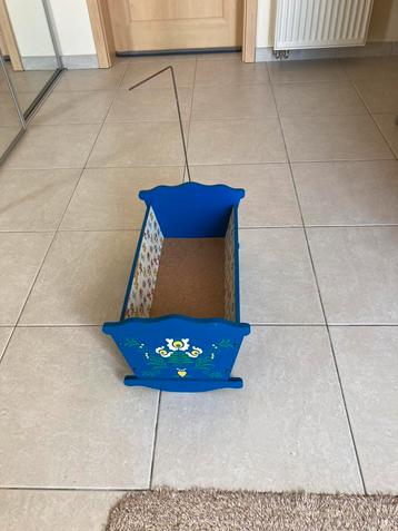 Petites meubles poupees en bois beschikbaar voor biedingen
