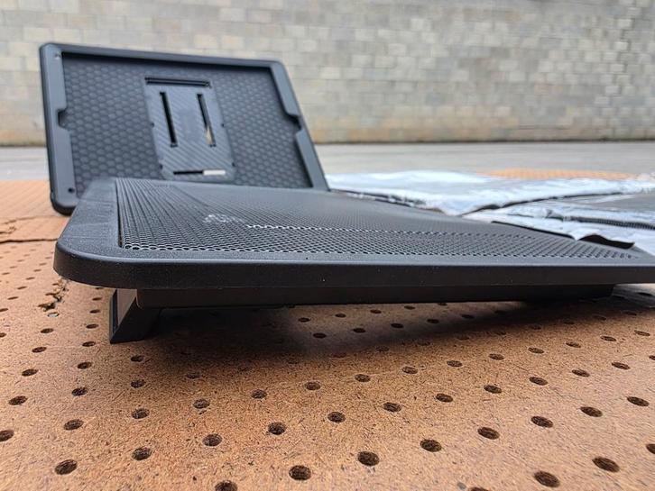 Cooling pad laptop + accessoires set  met hoezen & tablet, Computers en Software, Computerkoelers, Zo goed als nieuw, Luchtkoeling