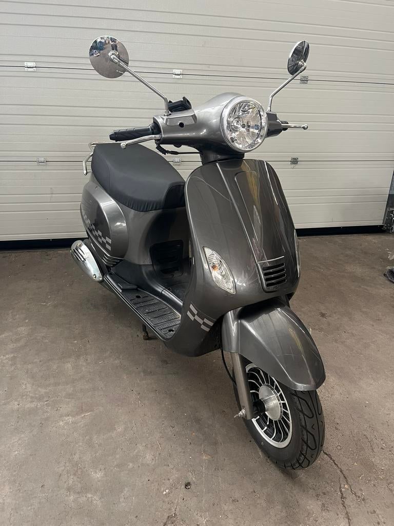 venesi scooter 50cc b klasse (1513km), Fietsen en Brommers, Brommers | Overige merken, Nieuw, Klasse B (45 km/u), Ophalen