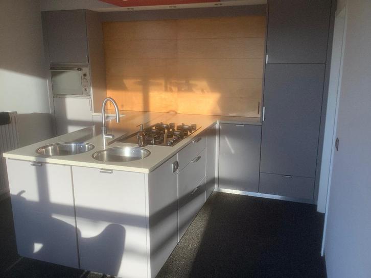 Keuken, Huis en Inrichting, Keuken | Complete keukens, Gebruikt, Overige typen, Grijs, Composiet, Met kookeiland, Hoogglans of Gelakt