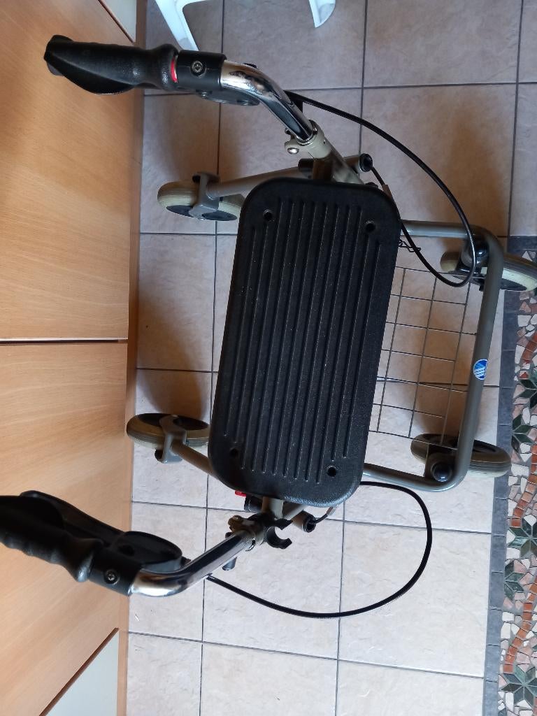 DÉAMBULATEUR PLIABLE, Enlèvement ou Envoi, Pliable, Utilisé