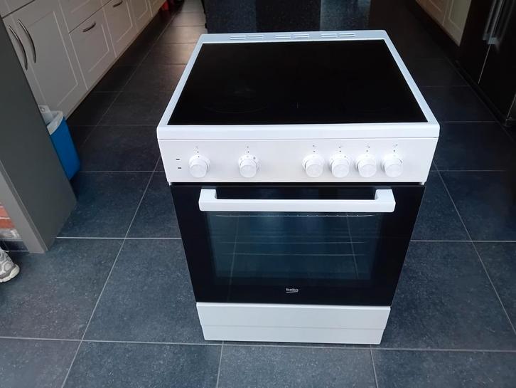 Vitrokeramisch fornuis, Elektronische apparatuur, Fornuizen, Gebruikt, Tussenbouw, Elektrisch, 4 kookzones, 85 tot 90 cm, Grill