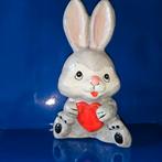 Konijn beeldje  spaarpot konijn met hartje, Ophalen of Verzenden