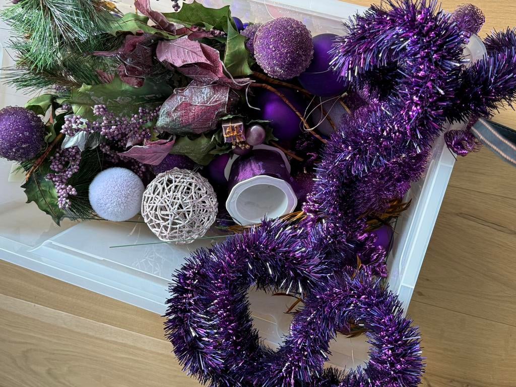 Grote volle box paarse kerstdecoratie. 10 euro., Ophalen, Zo goed als nieuw