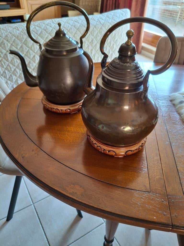 Twee oude lichtgewicht koperen decoratie ketels met voetstuk, Enlèvement