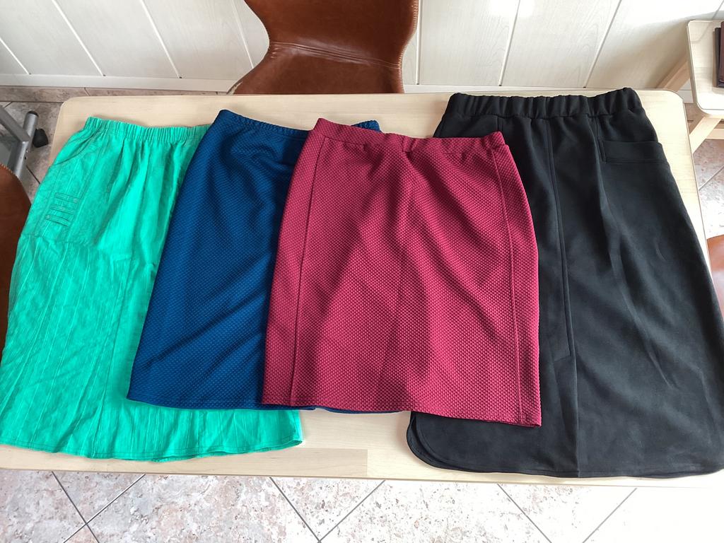 Ensemble de 4 jupes élastiquées. Nouveau., Vêtements | Femmes, Jupes, Enlèvement, Neuf