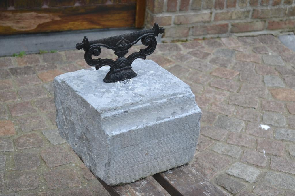 gietijzeren voetschraper in arduinen blok, Ophalen, Gebruikt