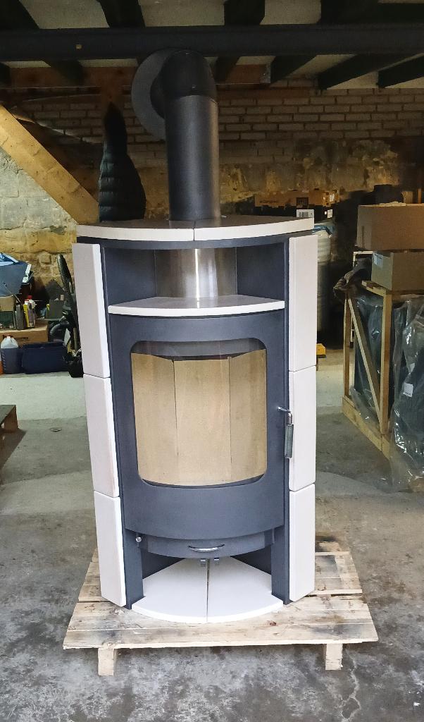 Uitverkoop Hark Houtkachel met keramische crèmewitte tegels, Enlèvement ou Envoi, Neuf, Poêle