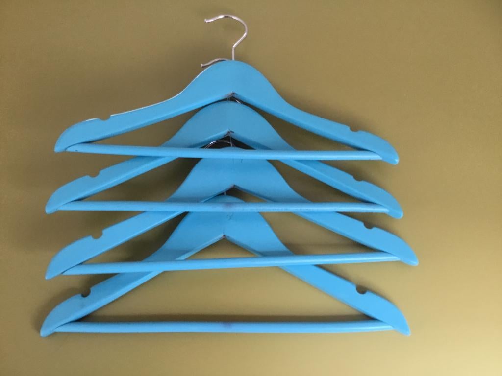 Kledinghanger kind hout blauw, Kleding | Dames, Kledinghangers, Ophalen, Nieuw, Hout, Kinderen