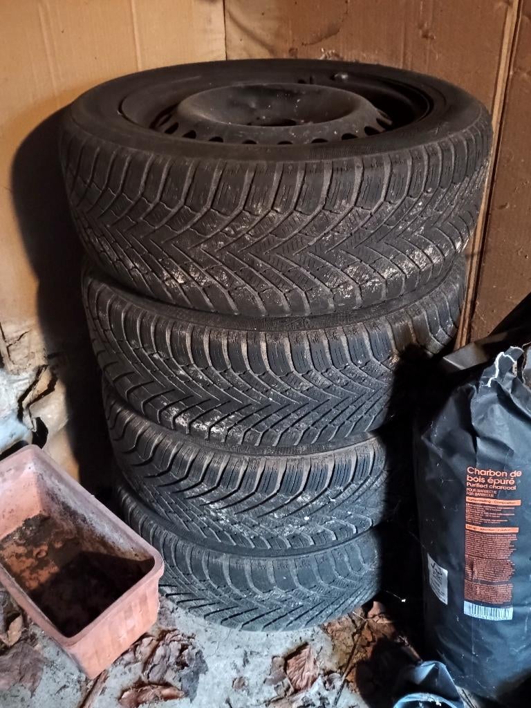 Pneux hiver Continental  sur jantes acier 205/55 R16,, Autos : Pièces & Accessoires, Pneus & Jantes, Pneus hiver, 16 pouces, Véhicule de tourisme