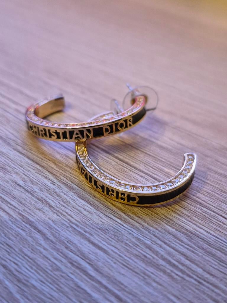 Christian Dior code oorbellen in goud kleurig metaal, Ophalen of Verzenden, Goud, Goud