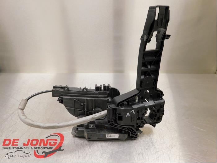 Serrure portière mécanique 2portes gauche d'un Mercedes Vi, Autos : Pièces & Accessoires, Carrosserie & Tôlerie, Mercedes-Benz