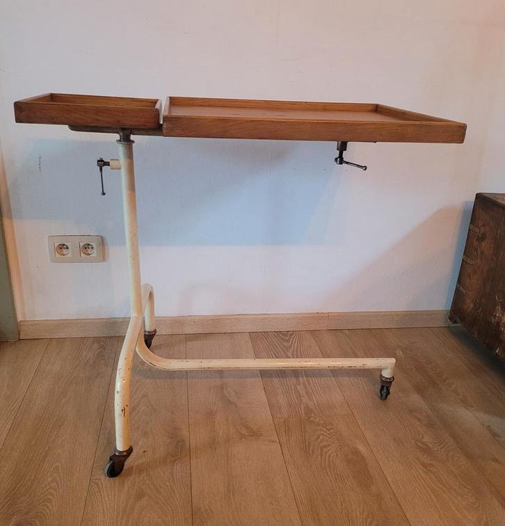 Ancienne table de lit médicale des années 30-40, Antiquités & Art, Antiquités | Meubles | Tables, Enlèvement