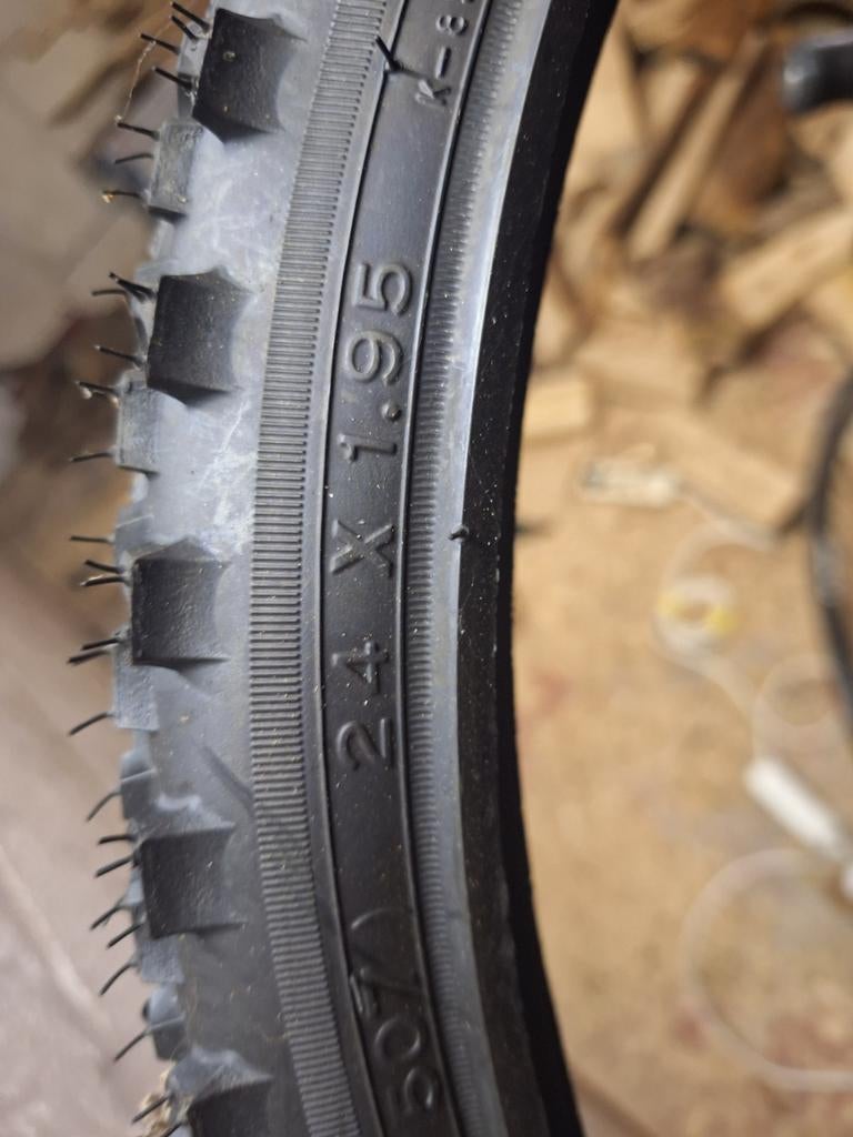 2 pneus vélo 24 pouces jamais utilisé, Enlèvement