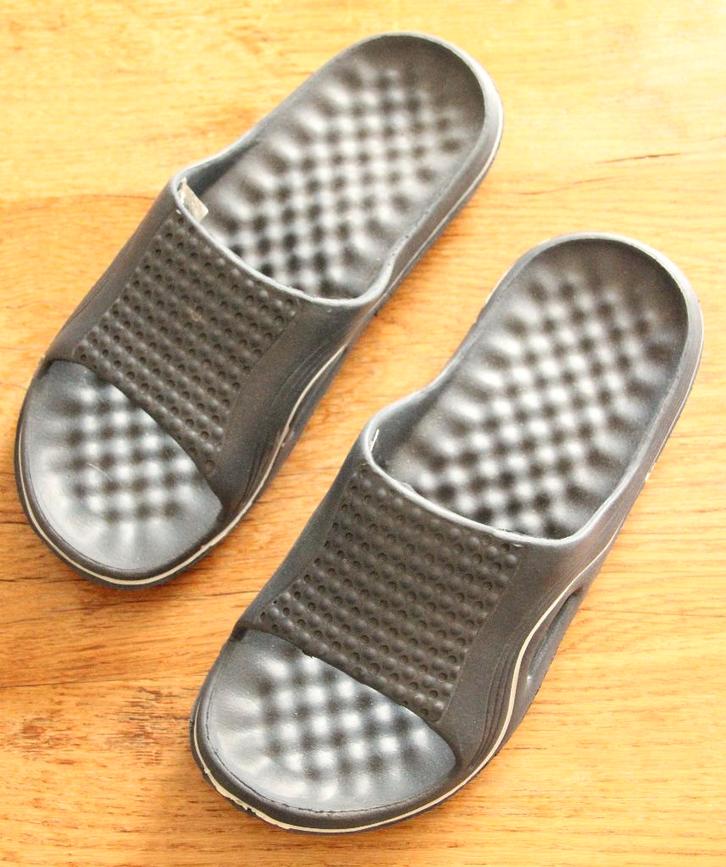 Chaussons de bain/plage bleu-gris taille 37 COMME NEUFS, Enfants & Bébés, Vêtements enfant | Chaussures & Chaussettes, Comme neuf