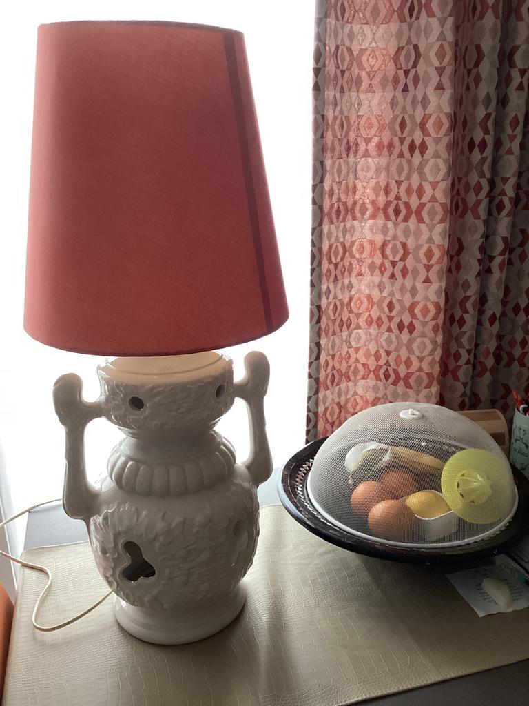 Tres ancienne lampe a poser en ceramique tres bon etat, Maison & Meubles, Enlèvement, Comme neuf