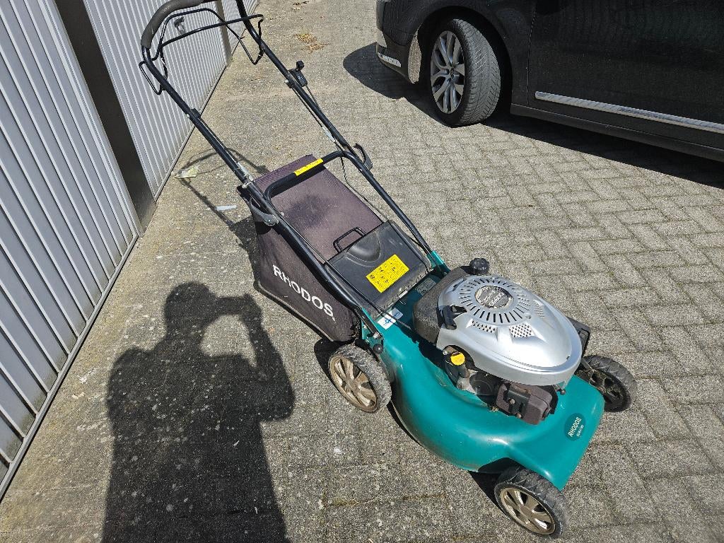 Grasmaaier, benzine,zelfrijdend, prima lopend en startend, Tuin en Terras, Grasmaaiers, Zo goed als nieuw, Benzine-grasmaaier