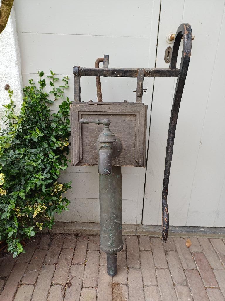 Pompe à eau en cuivre antique avec bol en plomb, Enlèvement, Cuivre