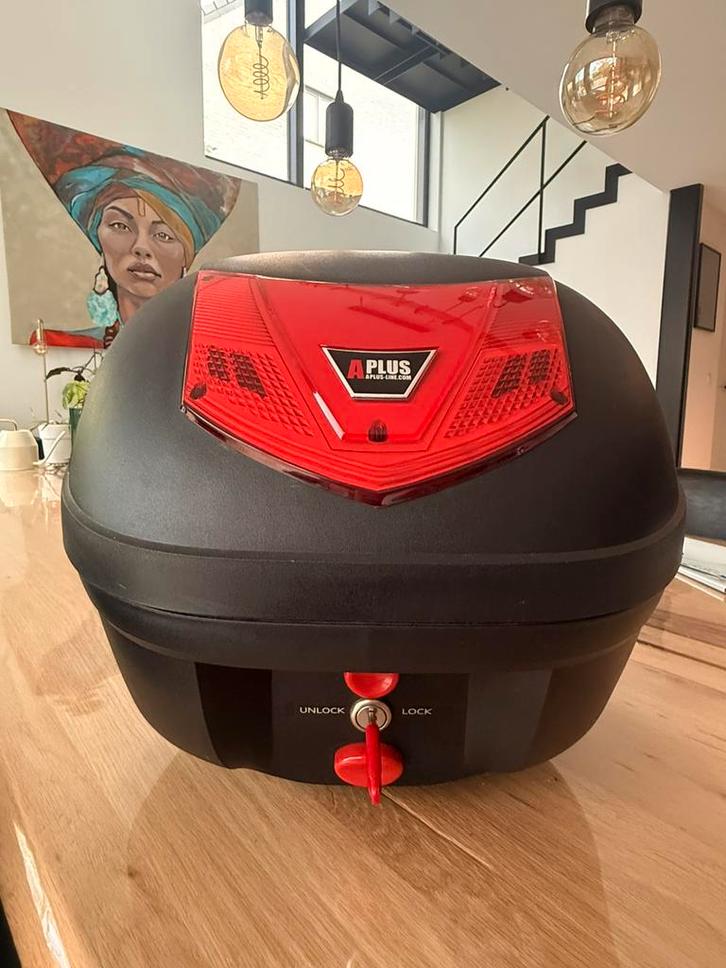 Scooter topkoffer Aplus met montageplaat, Motoren, Accessoires | Koffers en Tassen, Zo goed als nieuw, Ophalen