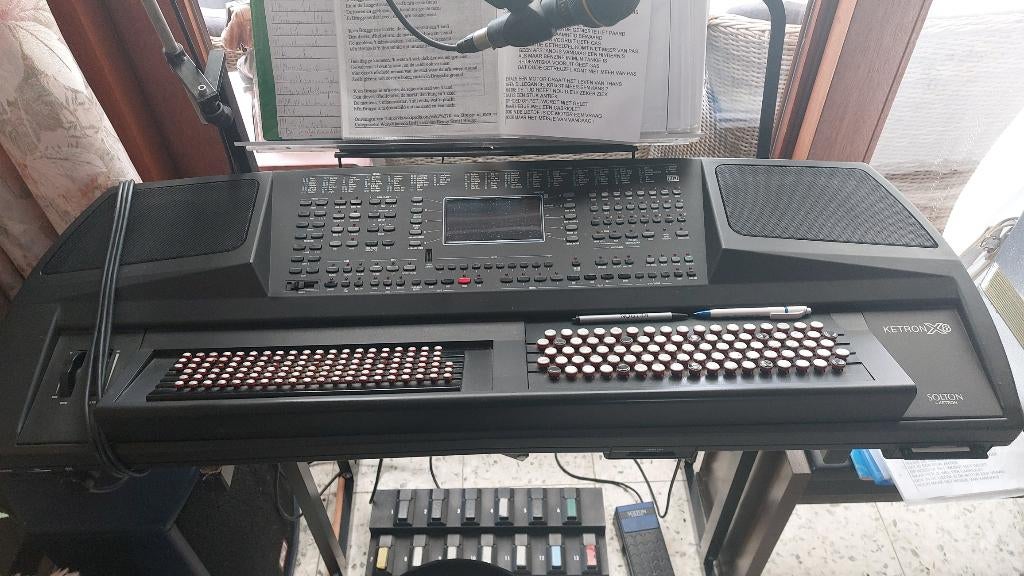 muzuekinstrument Keyboard  KETRON X8 met versterker, Ophalen, Zo goed als nieuw, Met standaard
