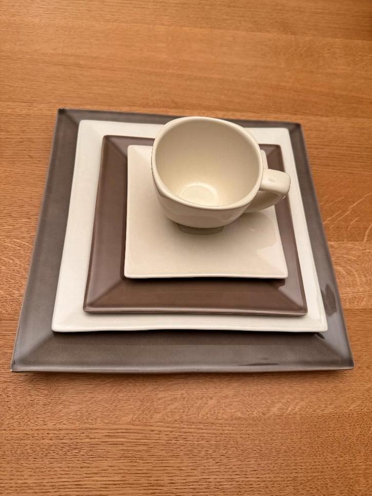 Modern 72-delig servies, Huis en Inrichting, Keuken | Servies, Zo goed als nieuw, Compleet servies, Effen, Keramiek, Ophalen