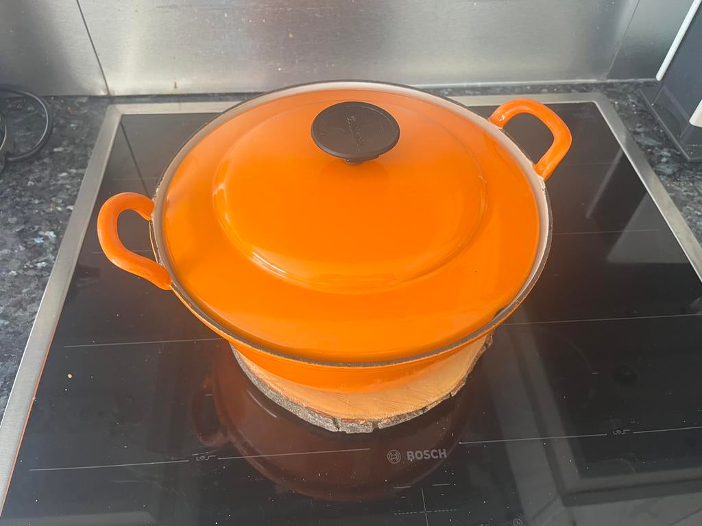 Cocotte vintage cousanse, Maison & Meubles, Enlèvement ou Envoi, Utilisé, Plaque céramique, Fonte