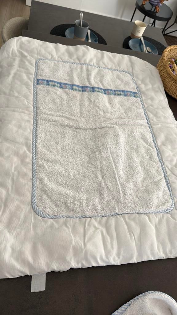 Verzorgingskussen en baby handdoek, Huis en Inrichting, Badkamer | Badtextiel en Accessoires, Ophalen, Gebruikt, Handdoek