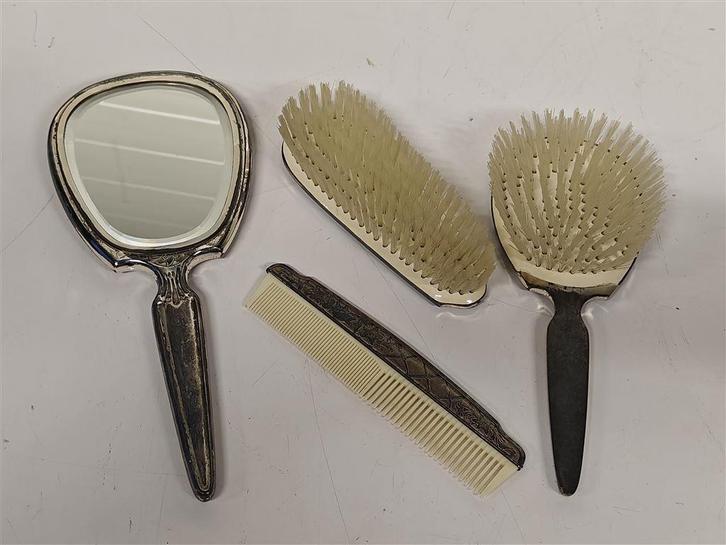 A6982 Kapset Vier Stuks [Borstels, Kam & Spiegel], Handtassen en Accessoires, Uiterlijk | Haarverzorging, Gebruikt, Ophalen of Verzenden