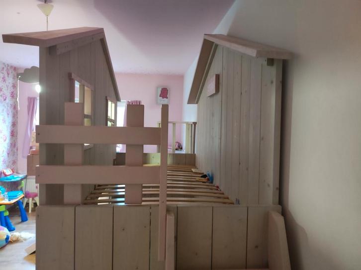 prinsessen huisje met glijbaan en slaap/speelruimte beneden, Kinderen en Baby's, Kinderkamer | Bedden, Matras, Ophalen