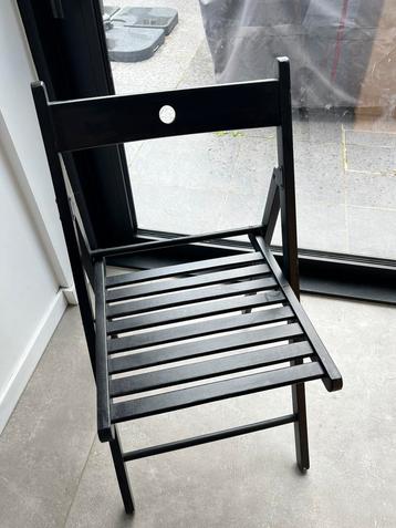 Twee houten klapstoelen. beschikbaar voor biedingen